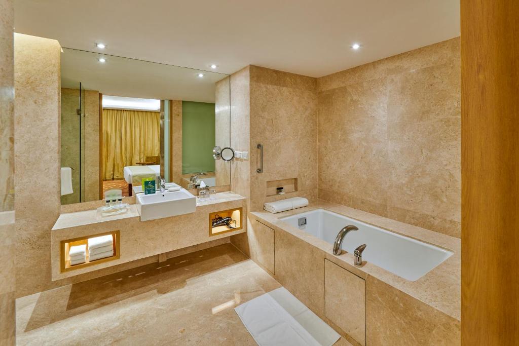 hotels with jacuzzi in room in mumbai