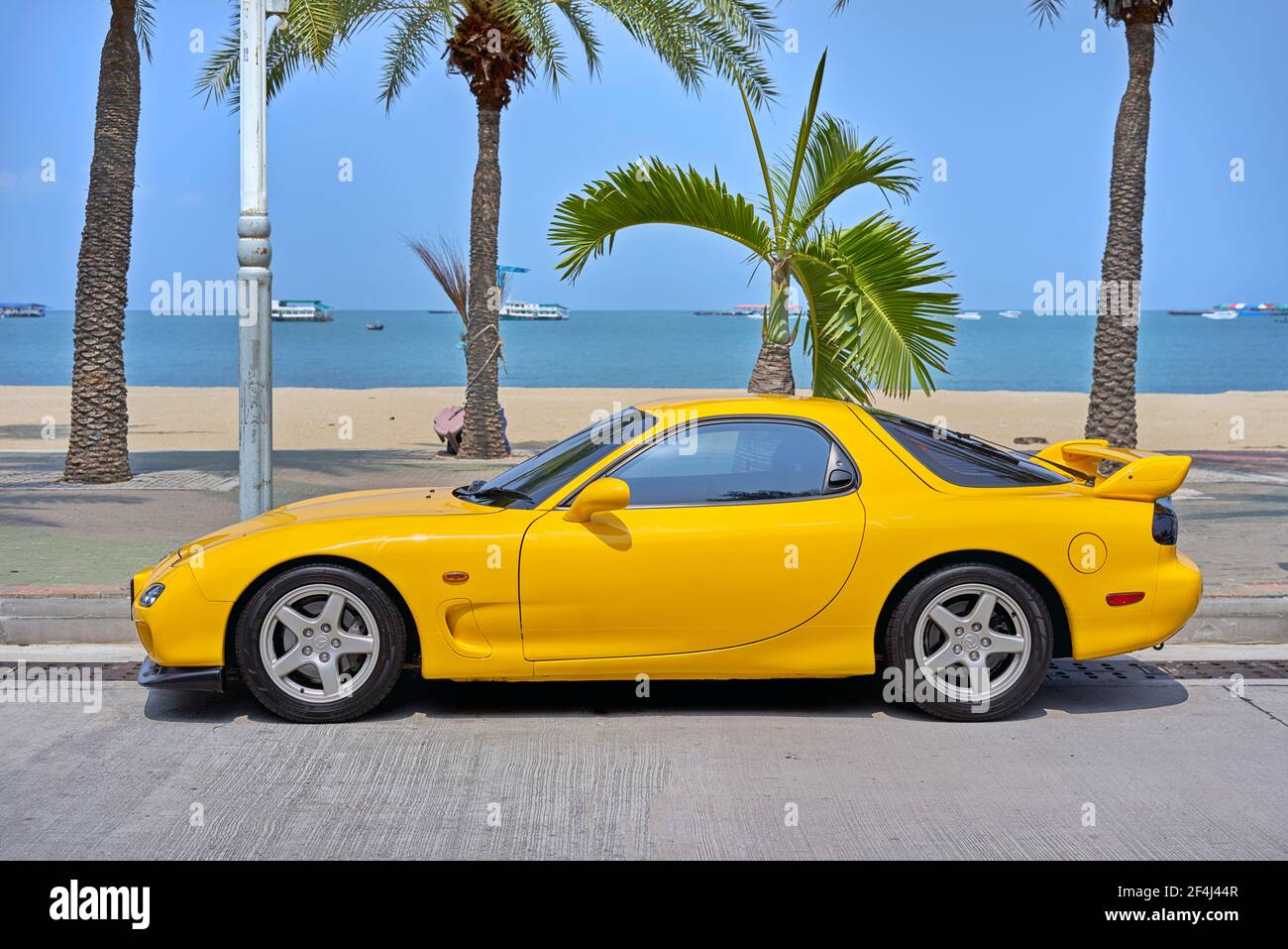 mazda rx 7 amarillo