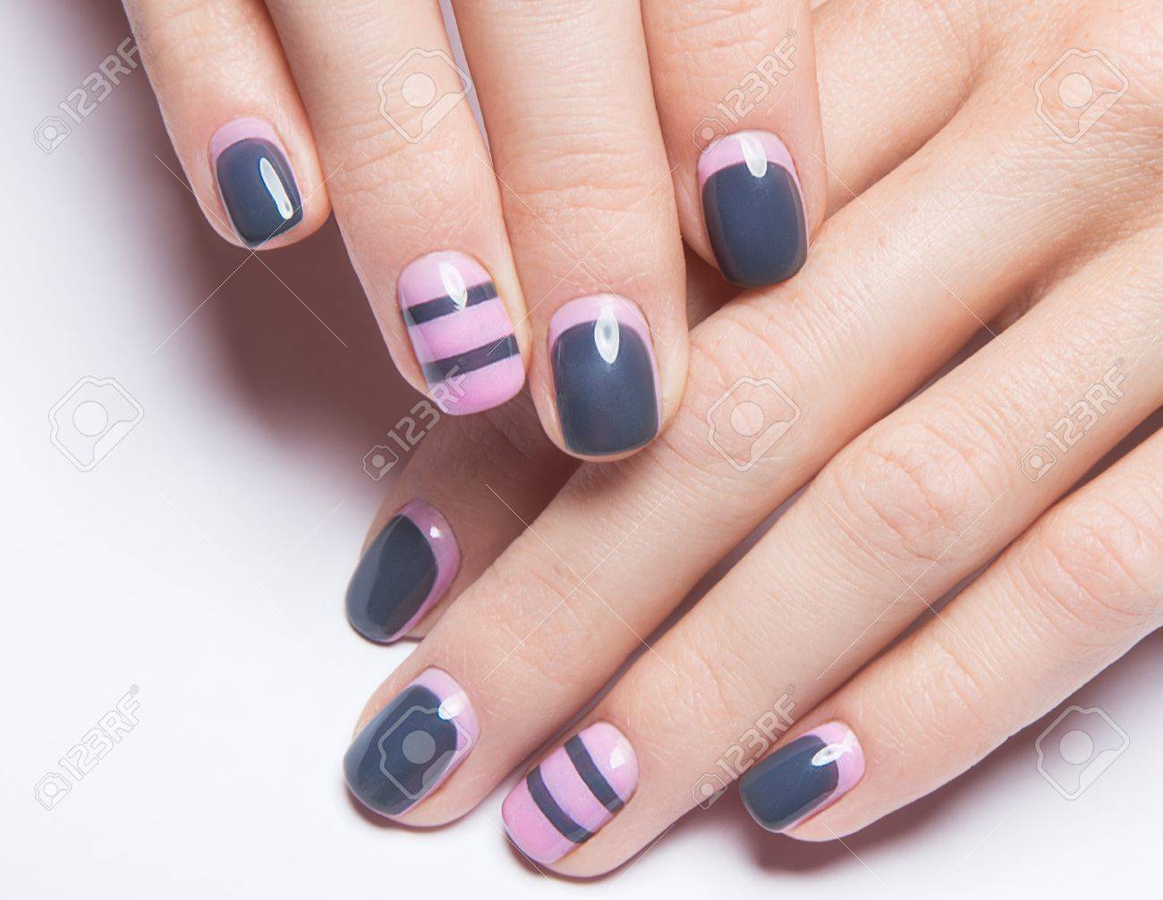 manicura gris y rosa