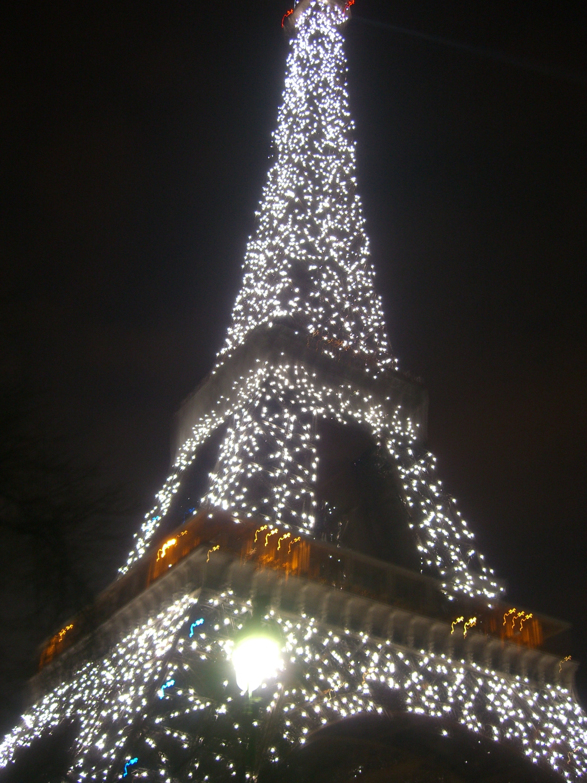 when does the eiffel tower sparkle