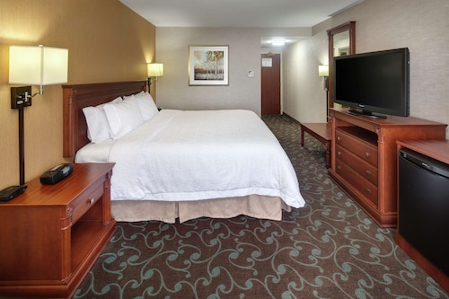 hampton inn and suites toronto airport