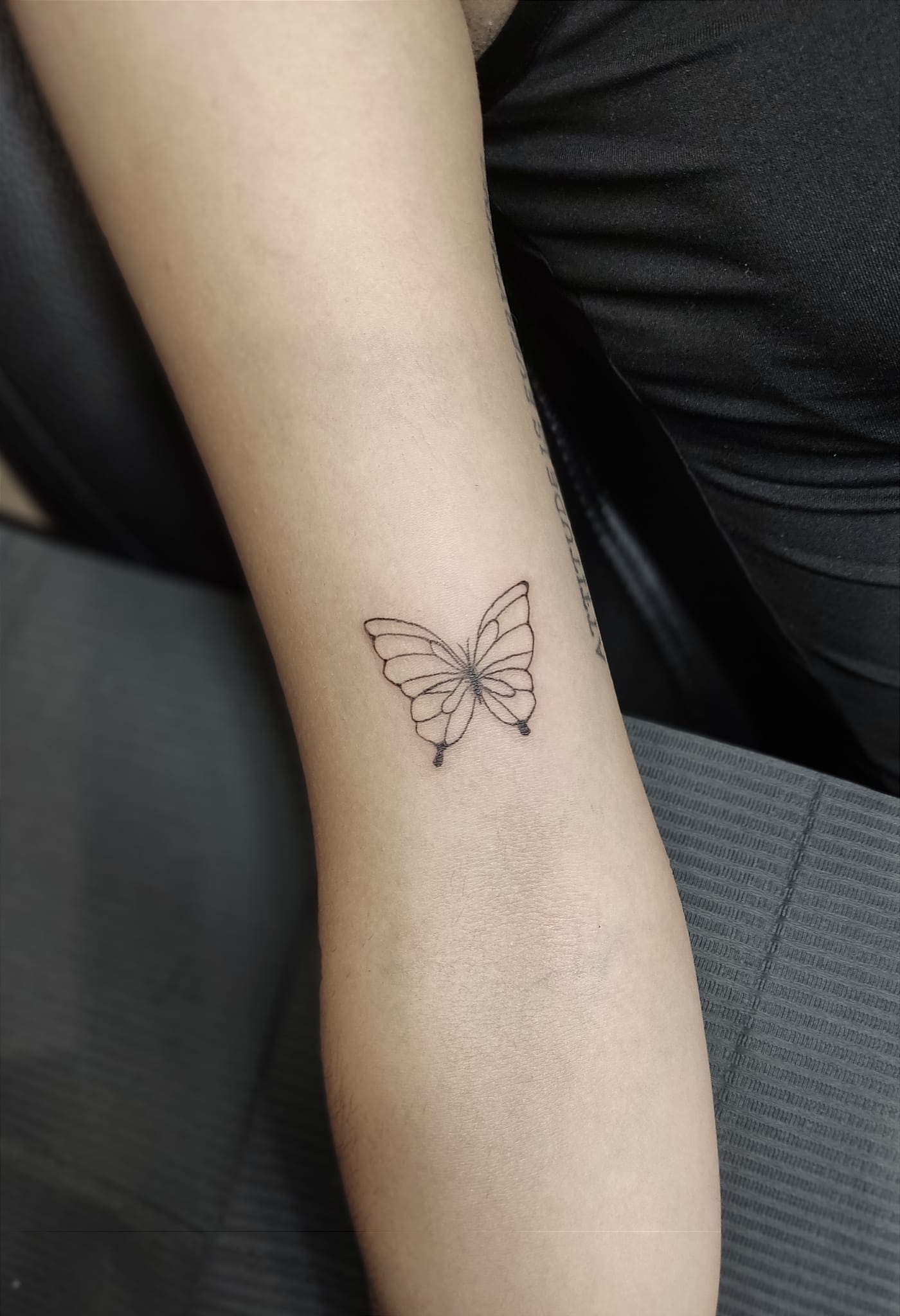 tatuaje mariposa brazo mujer