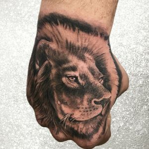 leon tattoo mano