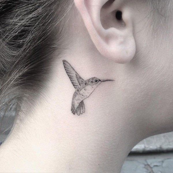 tatuajes de colibri en el cuello