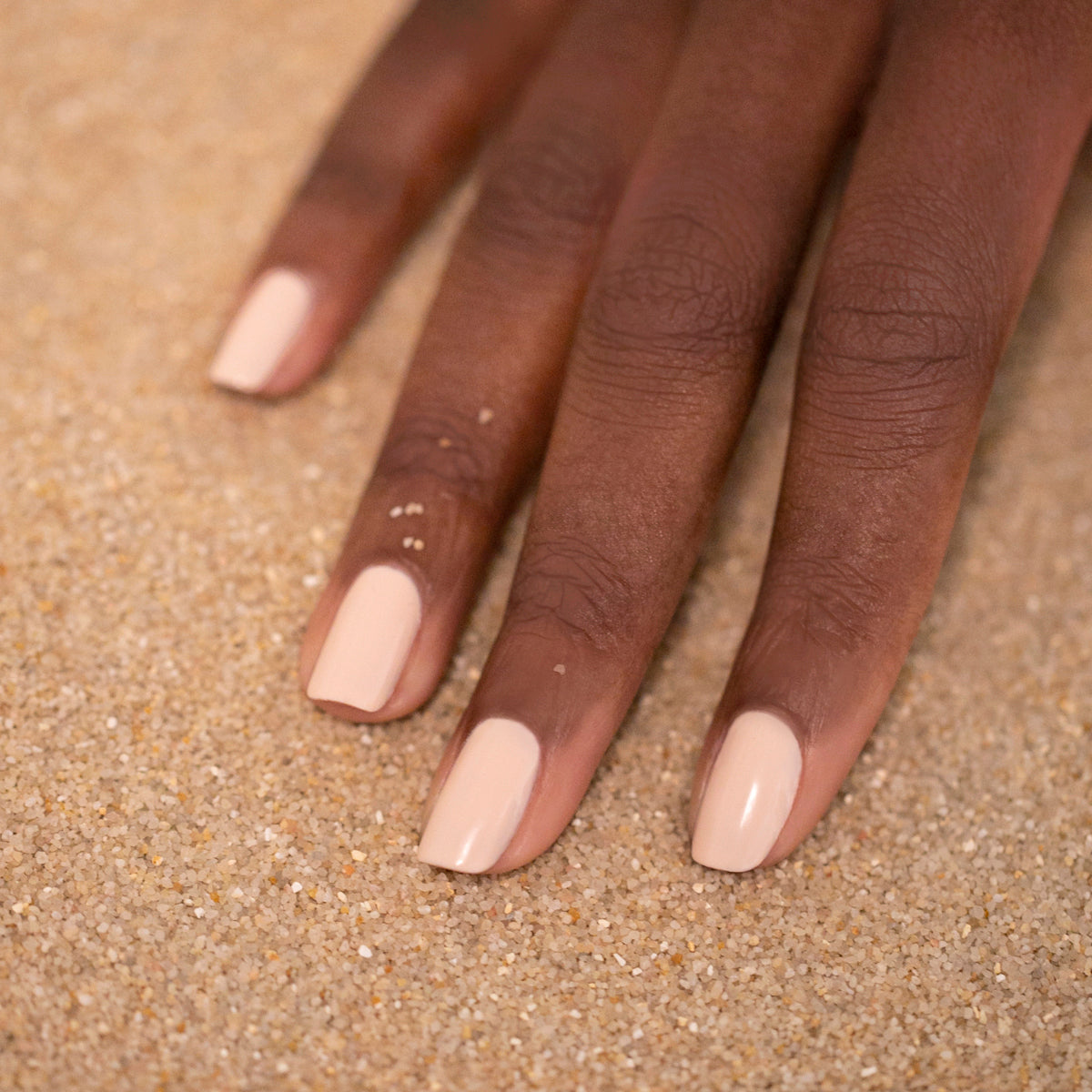 uñas beige con rosa