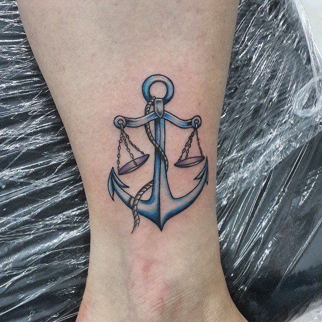 libra tatuaje hombre