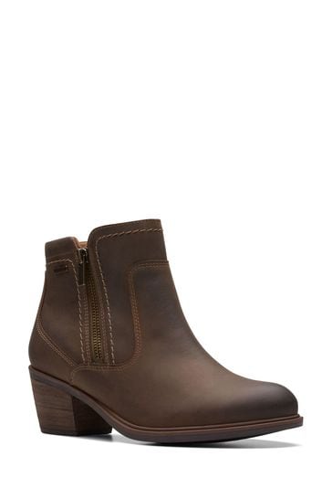 wide fit ankle boots clarks