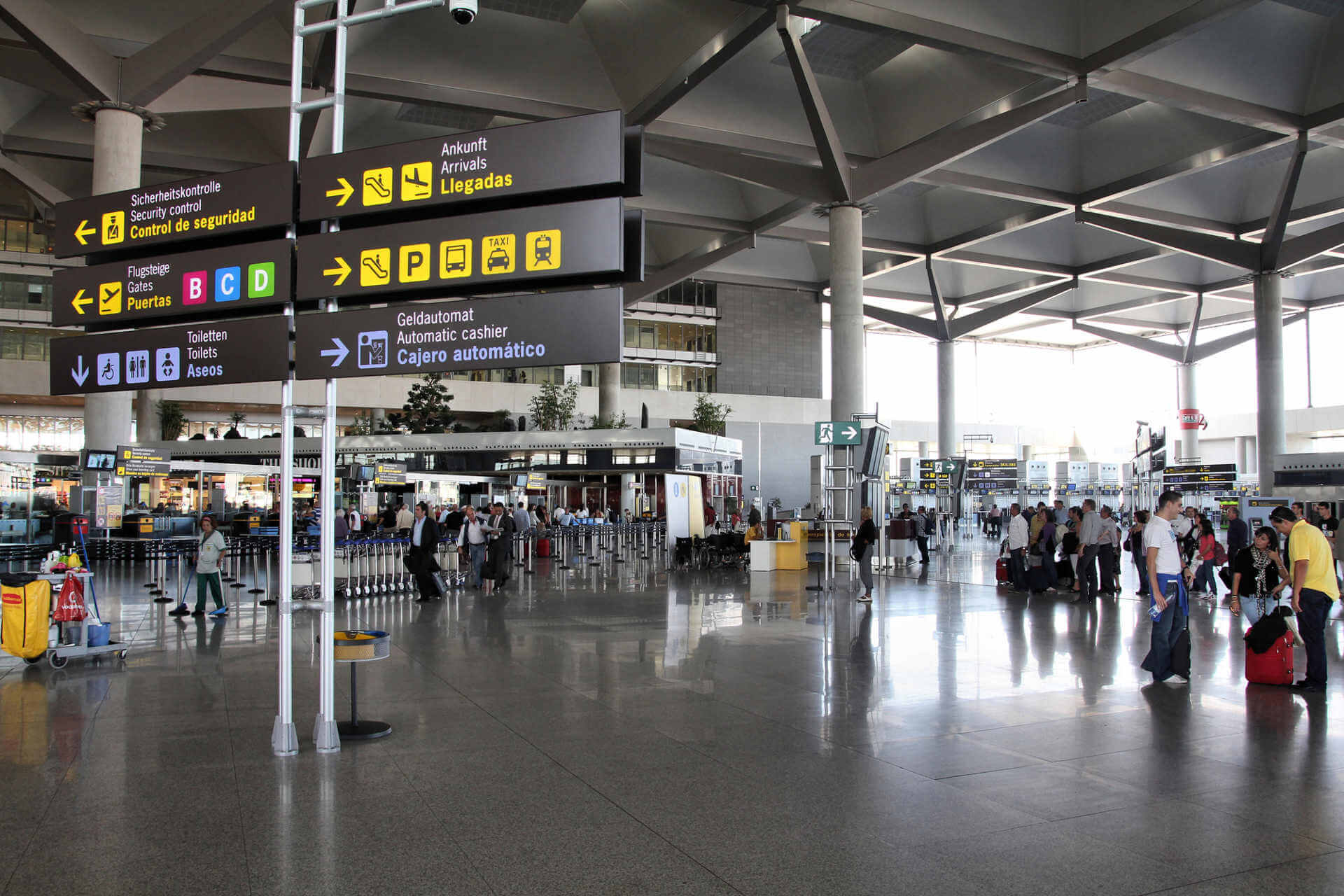 is there a smoking area in alicante airport