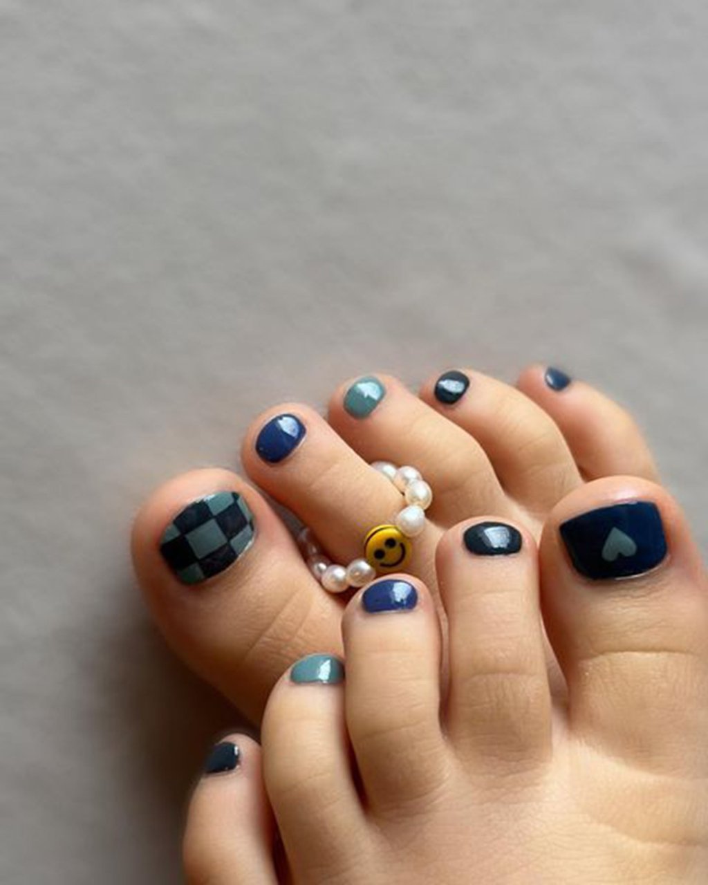 popular toe nail colours 2023