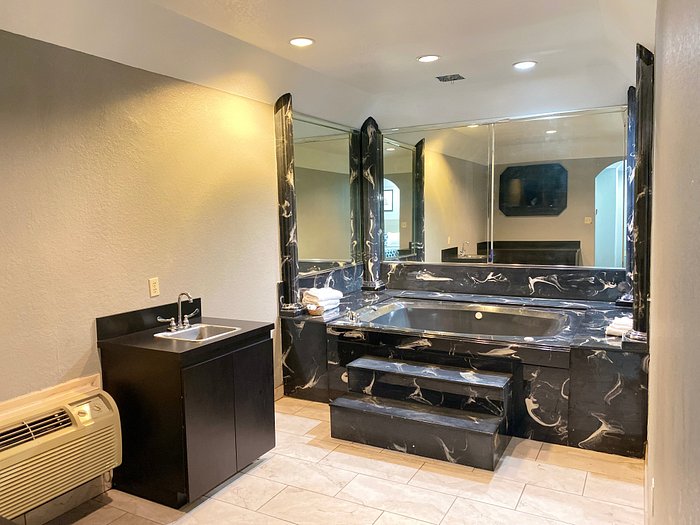 hotels with private jacuzzi in room houston