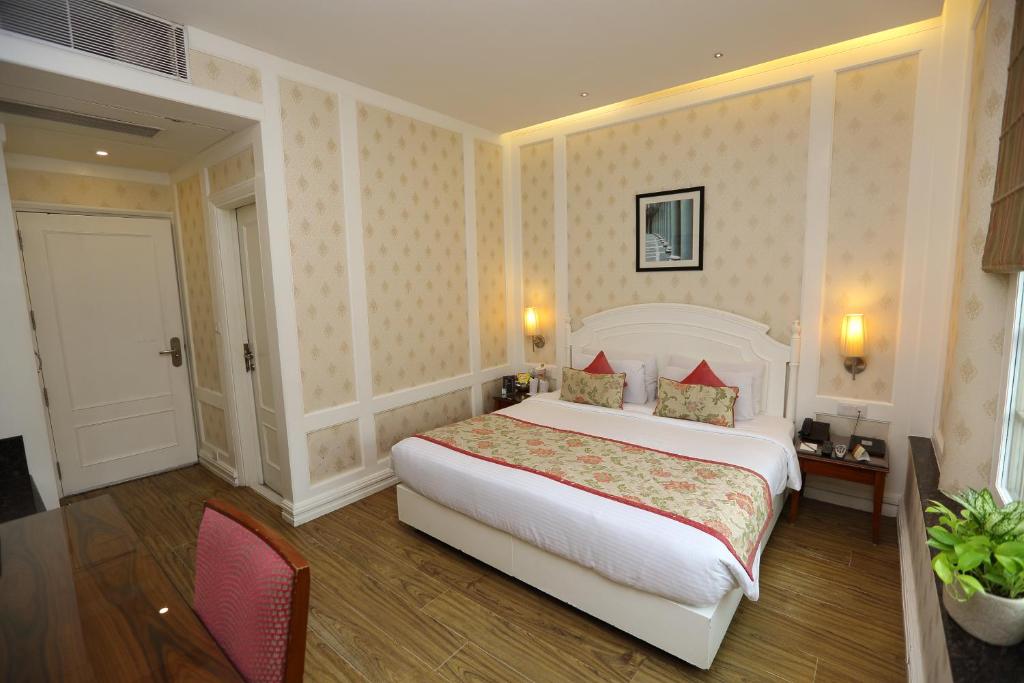 hotel bright connaught place