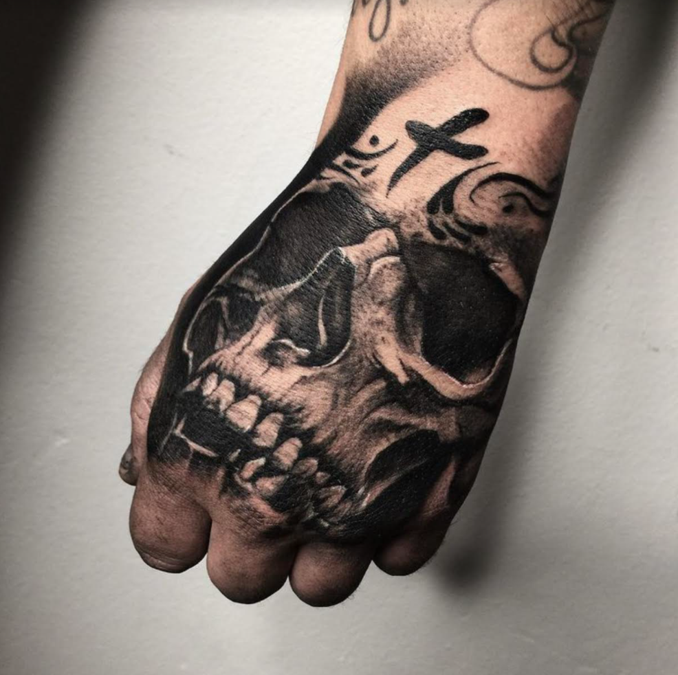 calavera tatuaje mano