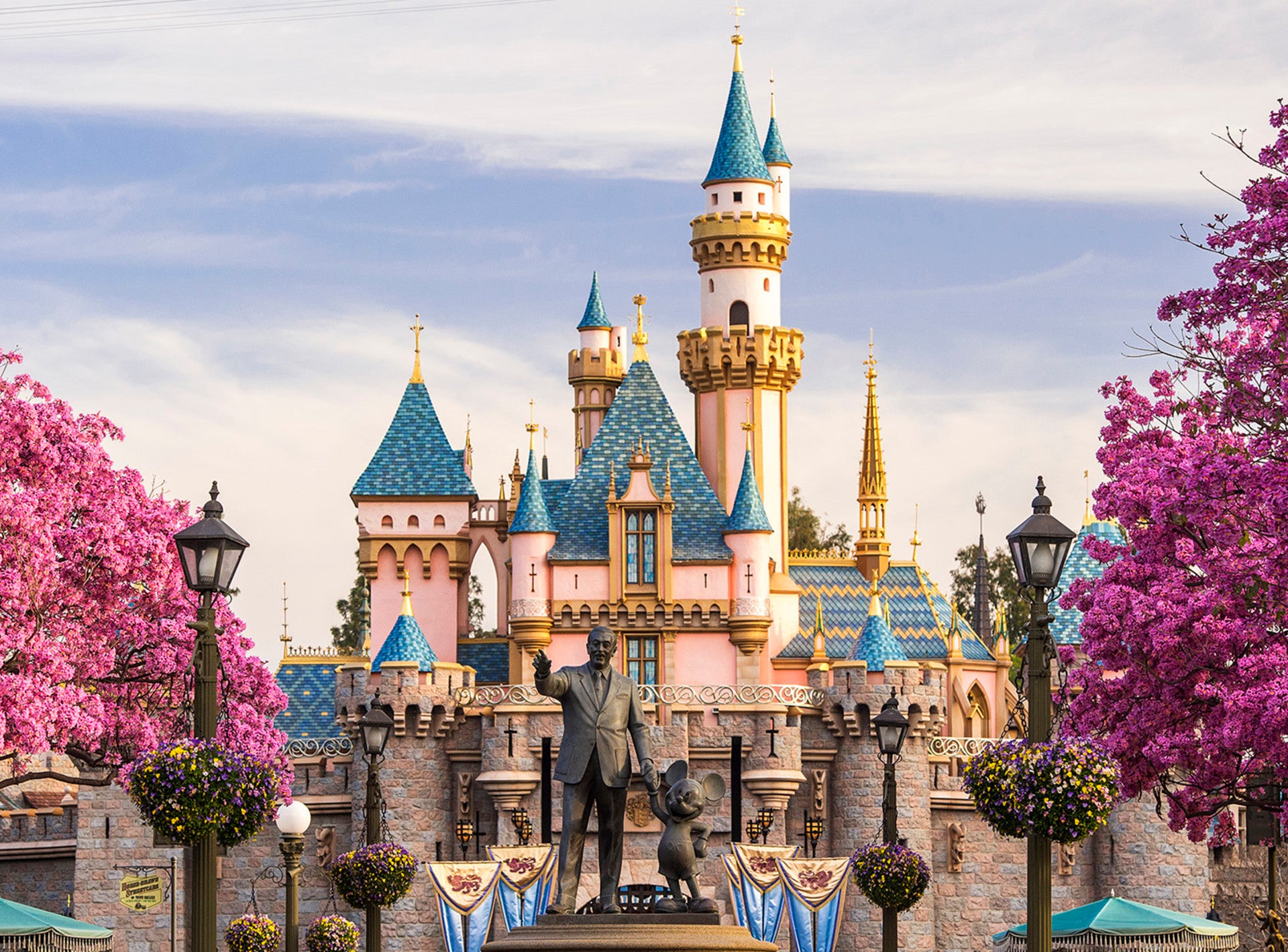 disneyland la opening hours