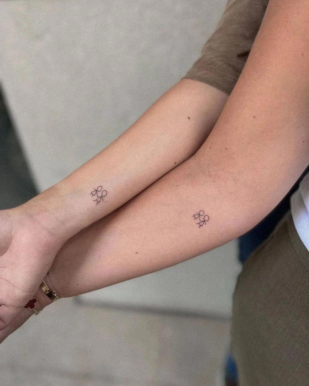 tatuaje pequeño hermanas