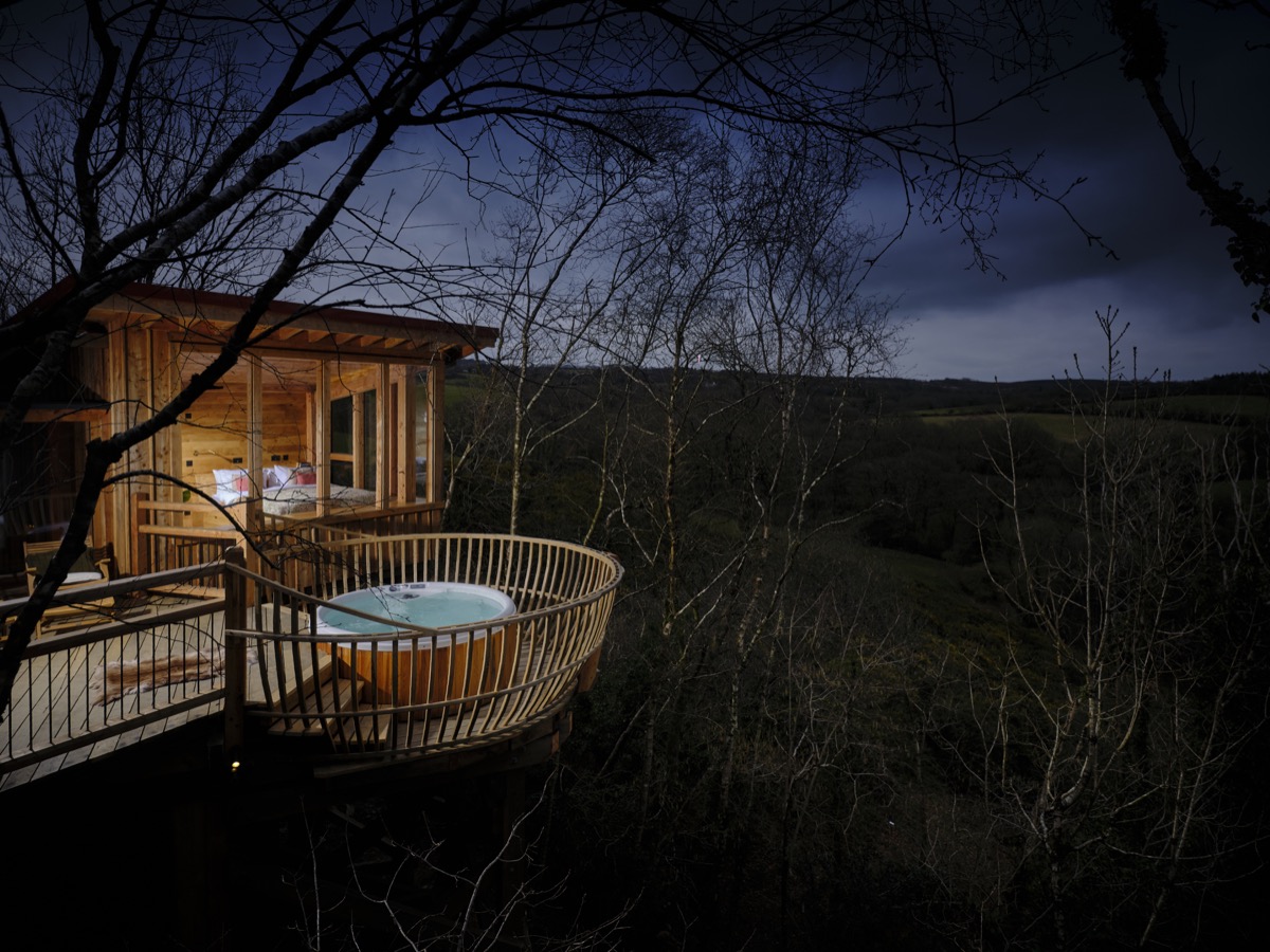 wolf wood spa treehouse