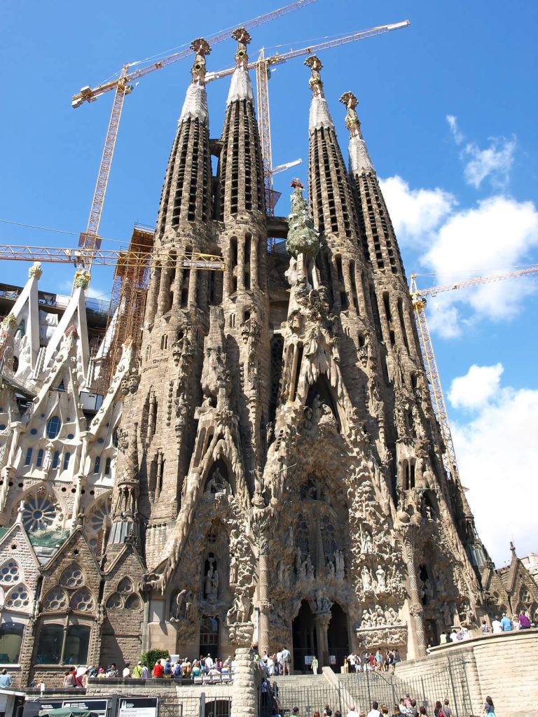 can i wear shorts to sagrada familia