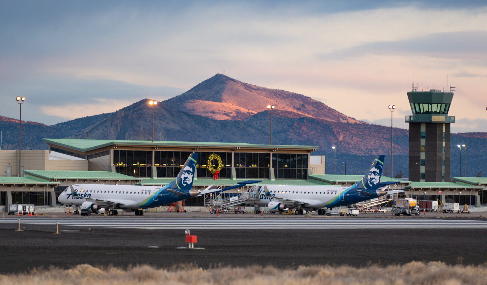 what airlines fly out of redmond oregon