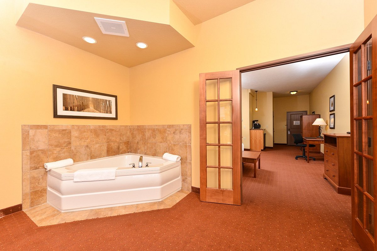 fargo hotels with jacuzzi in room