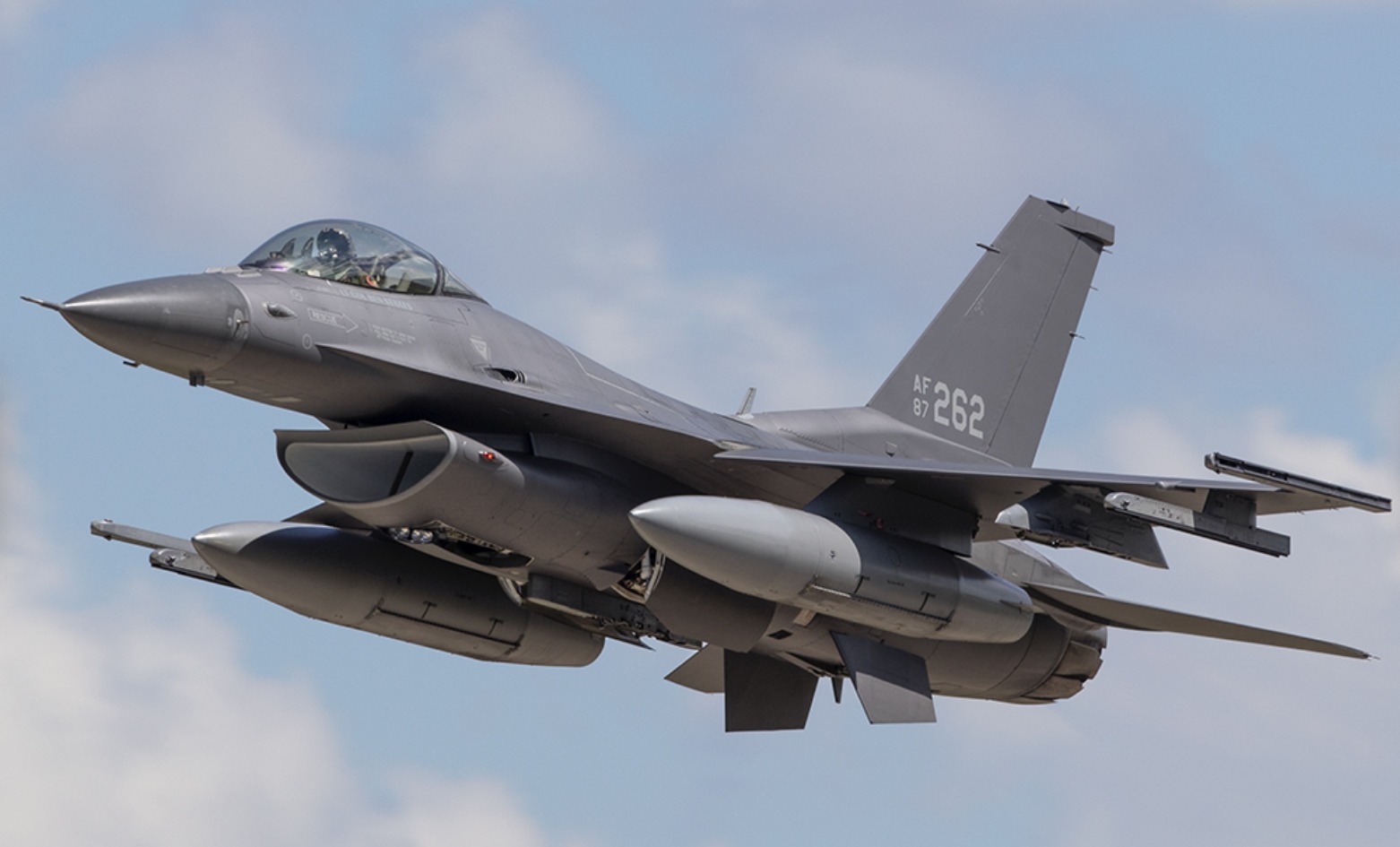 general dynamics f-16 fighting falcon