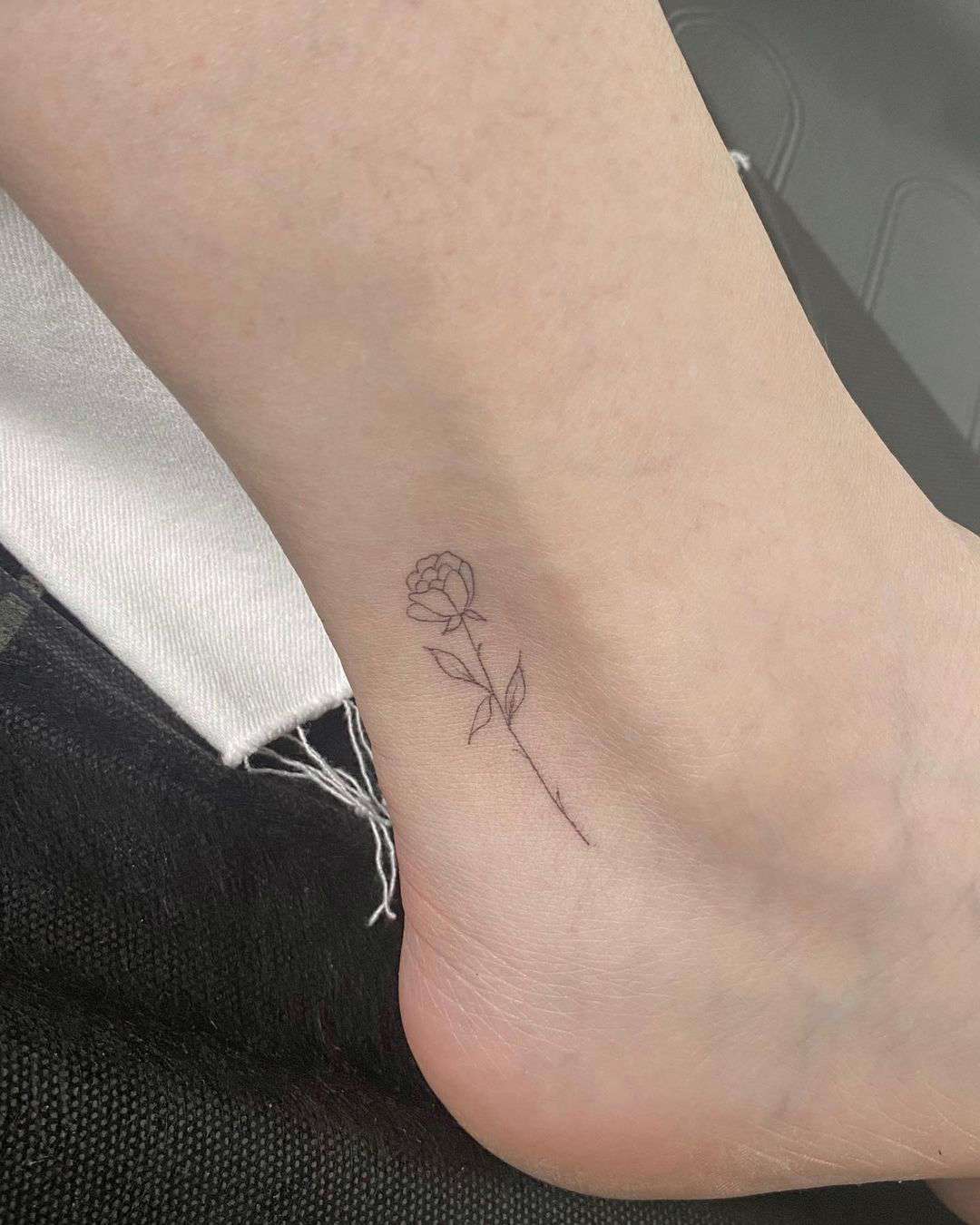 flor tatuaje minimalista