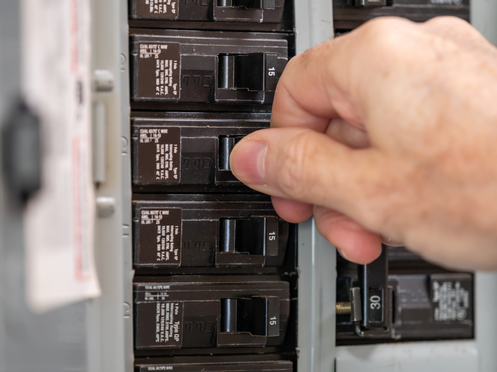 how to change a fuse in a fuse box