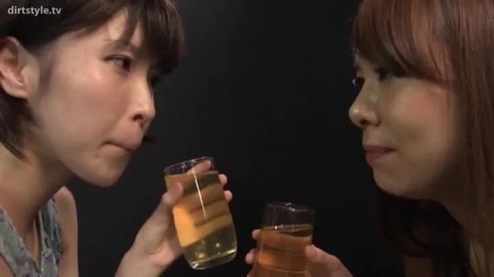 lesbian drink pee