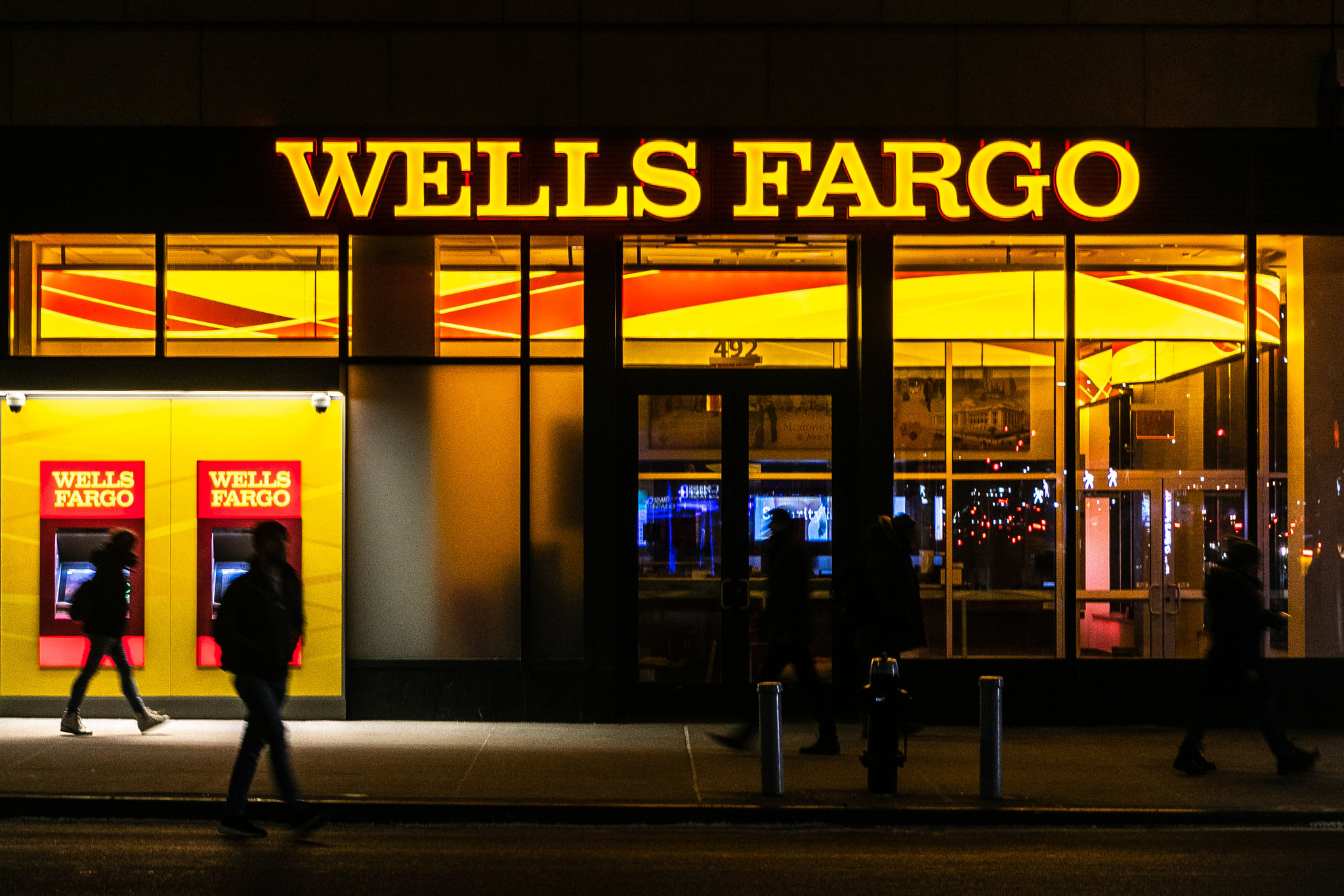 wells fargo open late today