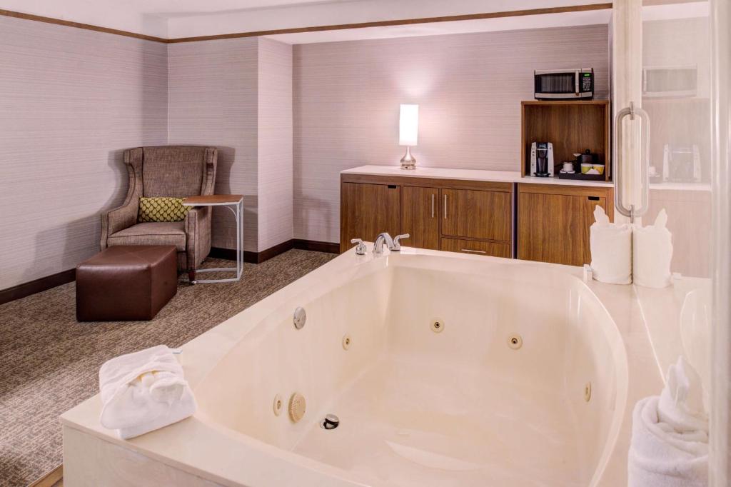 hotels in southfield mi with jacuzzi in room