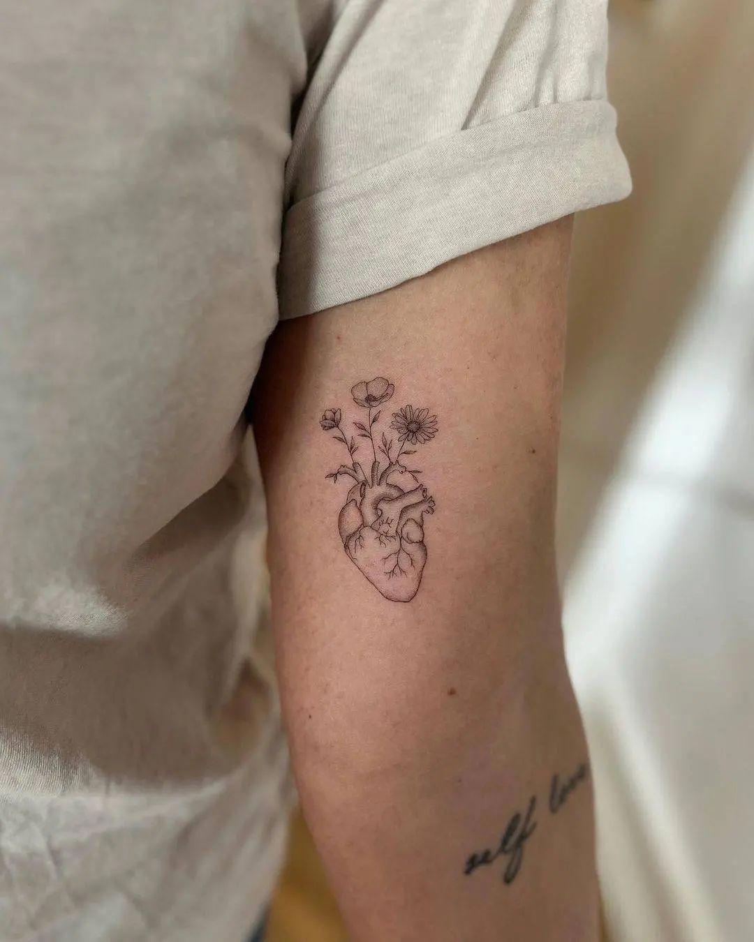 tatuaje corazon con flores