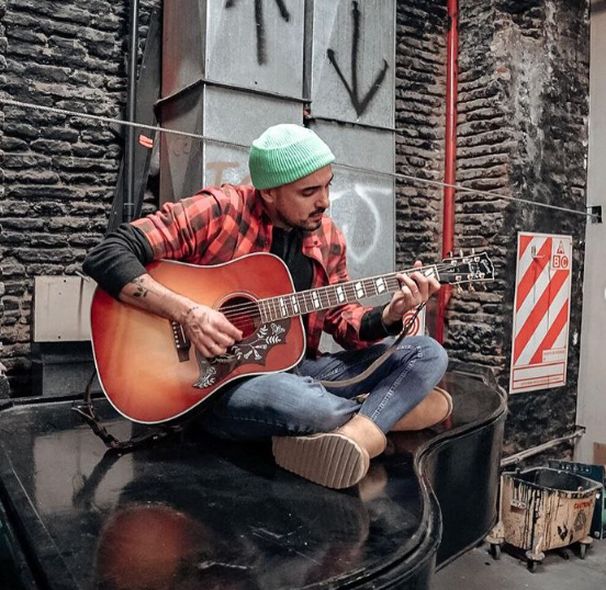 cantante callejero sorprendido por artista