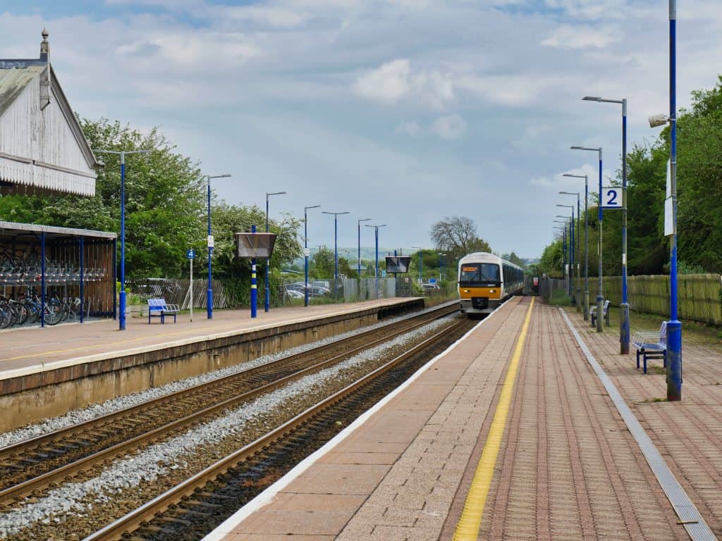 train from london to hampton court