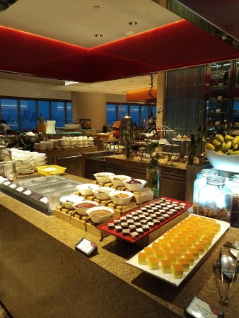 crowne plaza dinner buffet