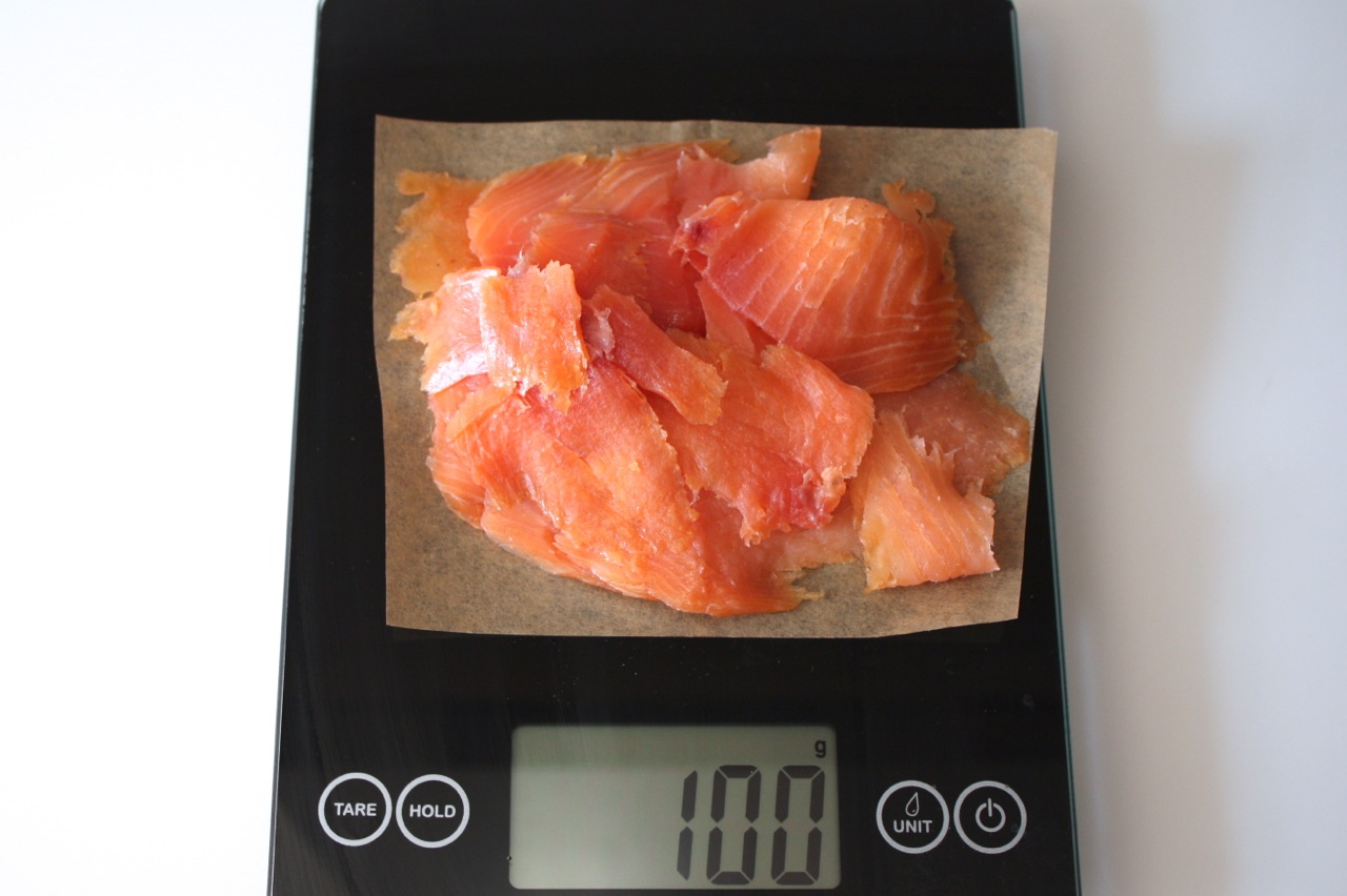 100g smoked salmon calories