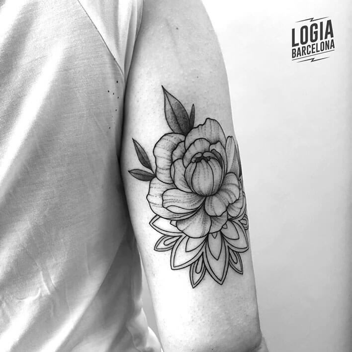 tatuaje flores brazo