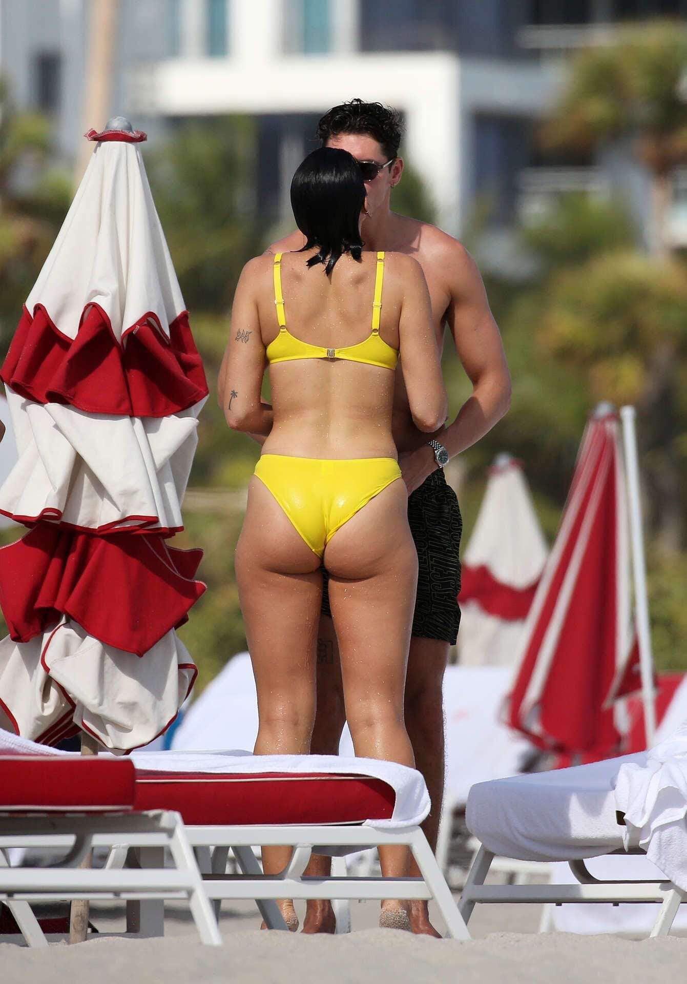 dua lipa ass pics