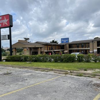 econo lodge huntsville texas