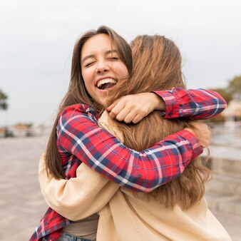 imagenes de abrazos de amigos