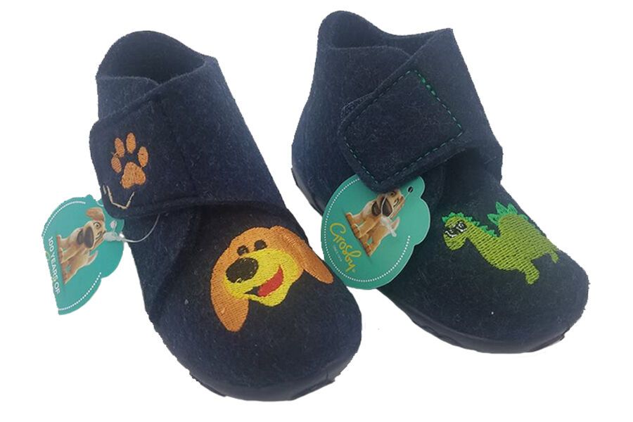 boys slippers size 4