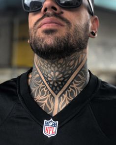 hombres con tatuajes en el cuello