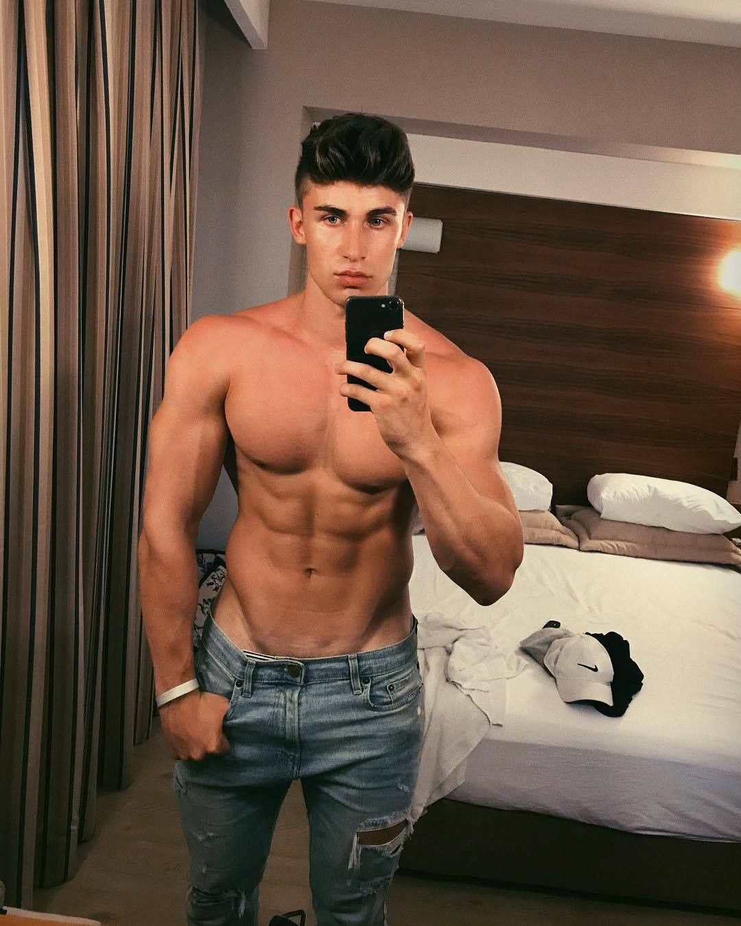 hombres guapos y musculosos