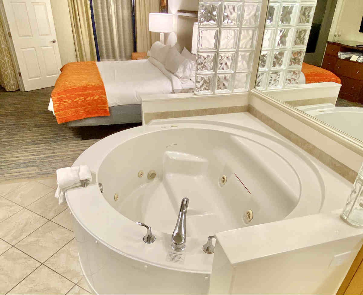 hotels with hot tubs in room near me