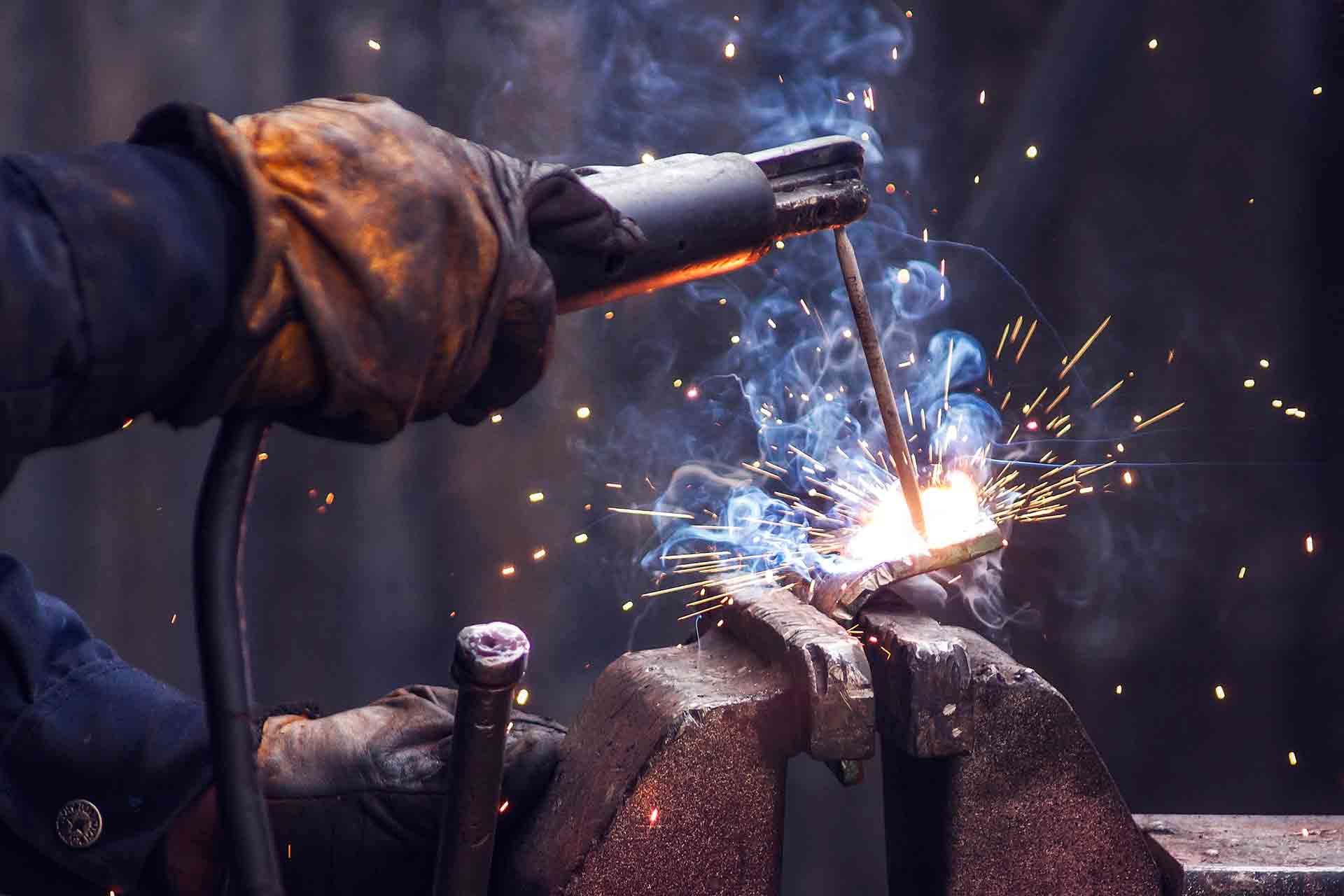 how much does a welder earn uk