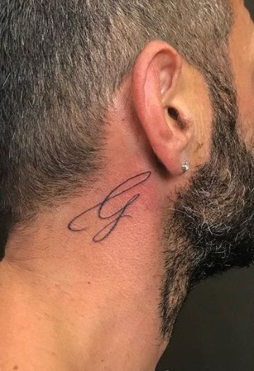 letras en el cuello tatuaje