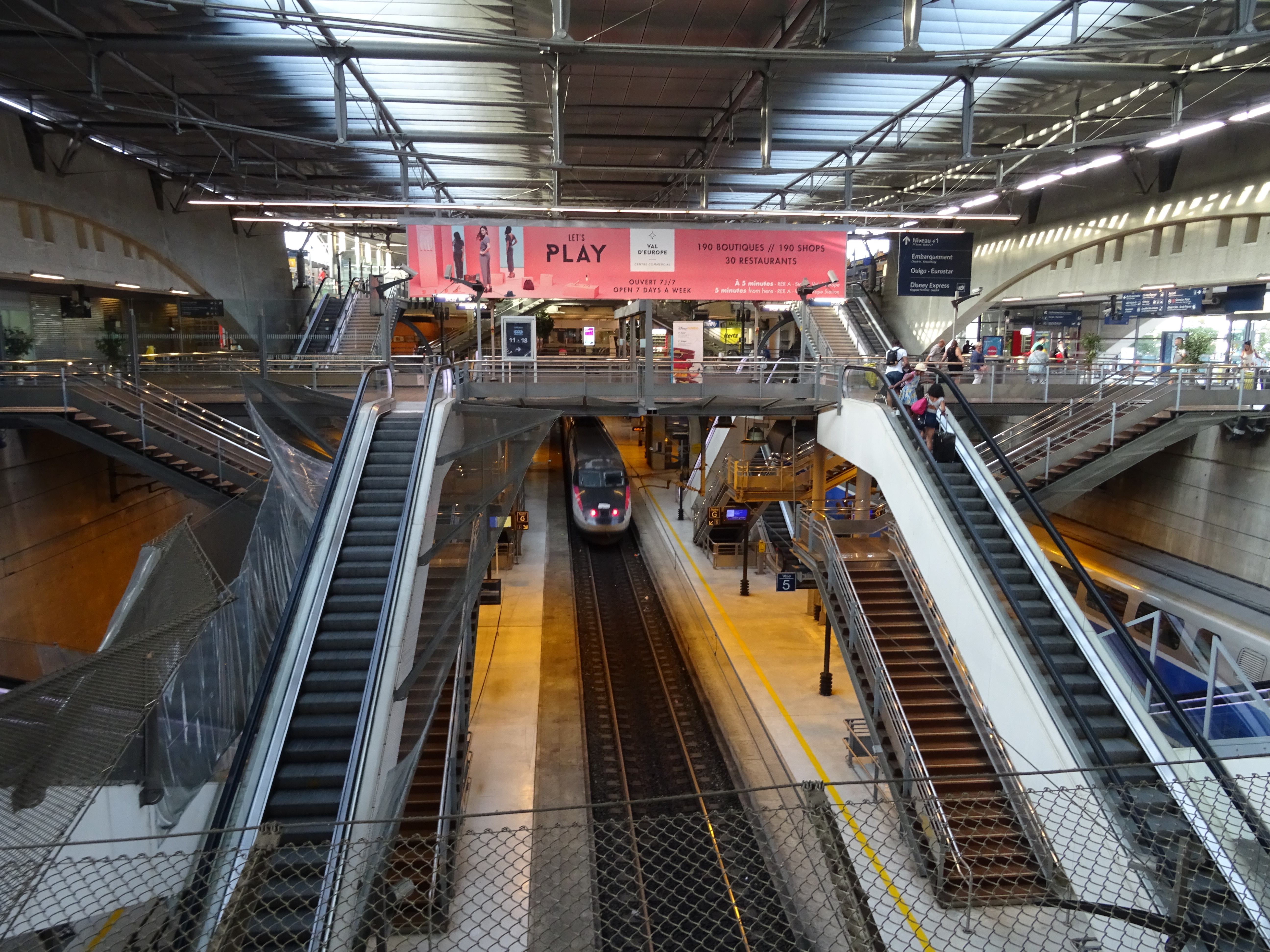 marne la vallée chessy train station