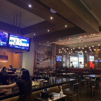 moxies square one restaurant