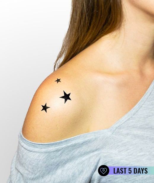 tatuaje estrellas hombro mujer