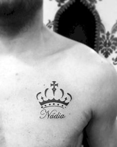 tatuajes de coronas con nombres para hombres