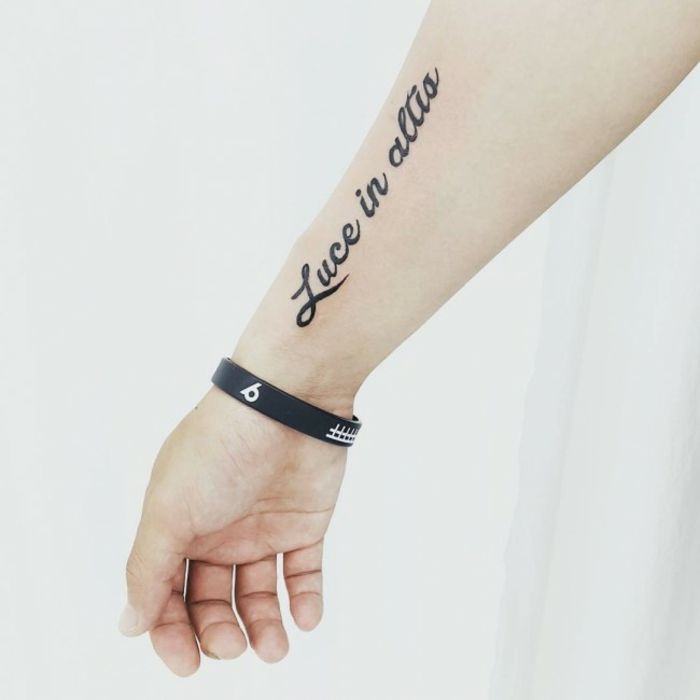 tatuajes de letras en la mano para mujer