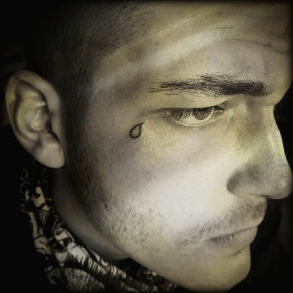 tear drop tattoo meaning right eye