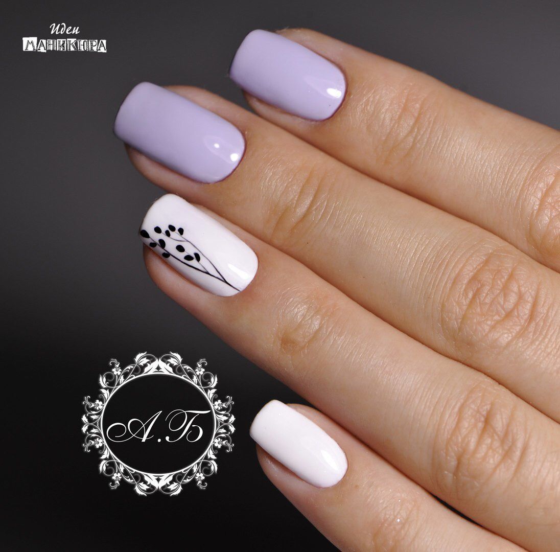 uñas color lila y blanco